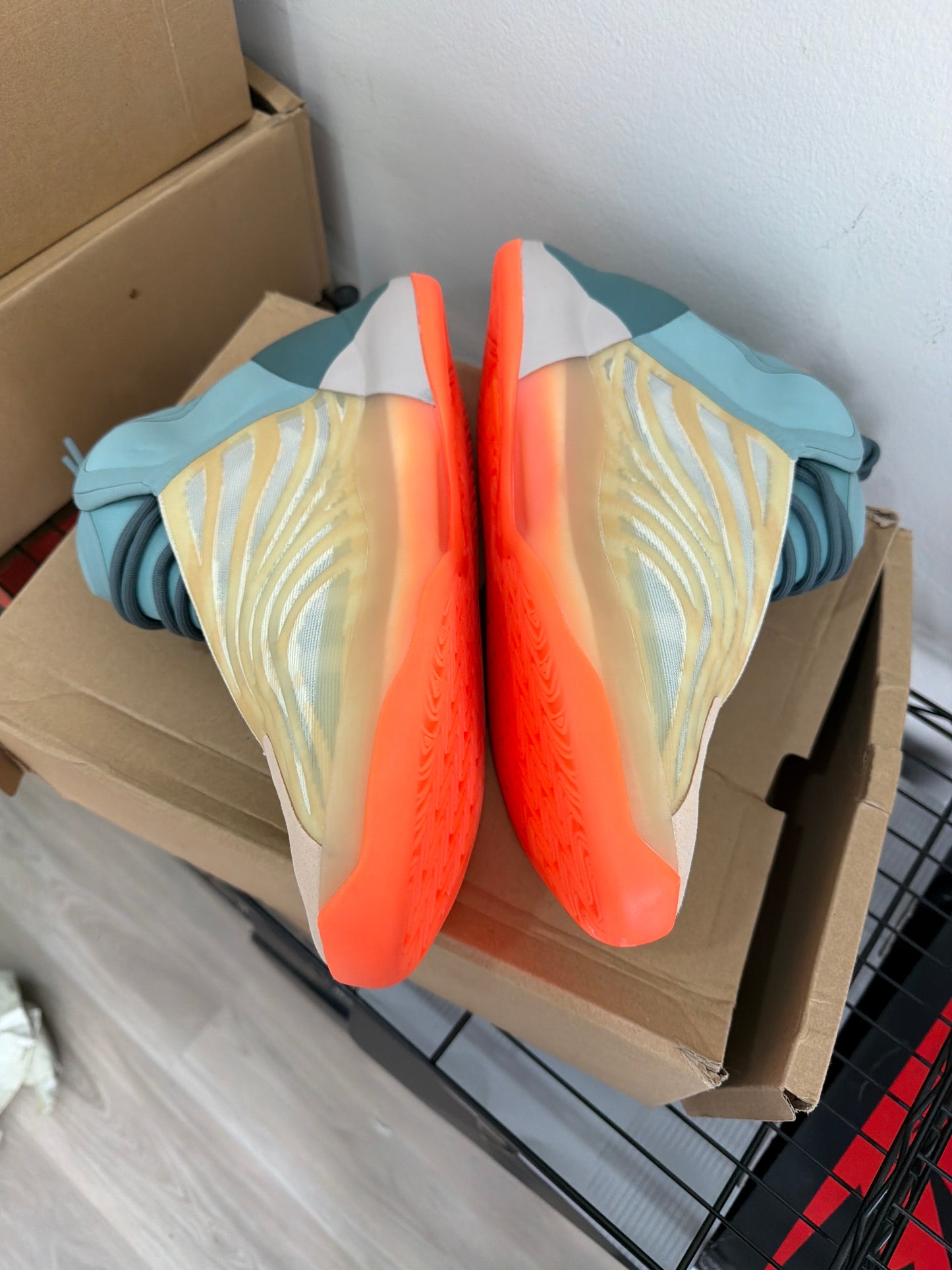 (12m) Yeezy QNTM Hi Res Coral