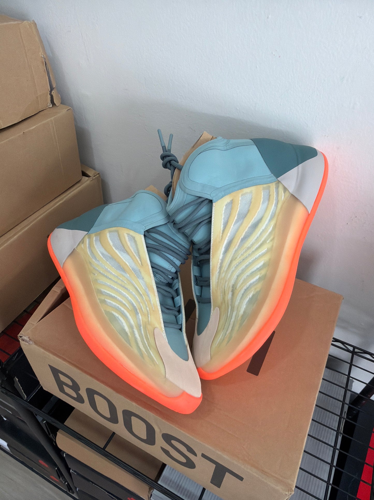(12m) Yeezy QNTM Hi Res Coral
