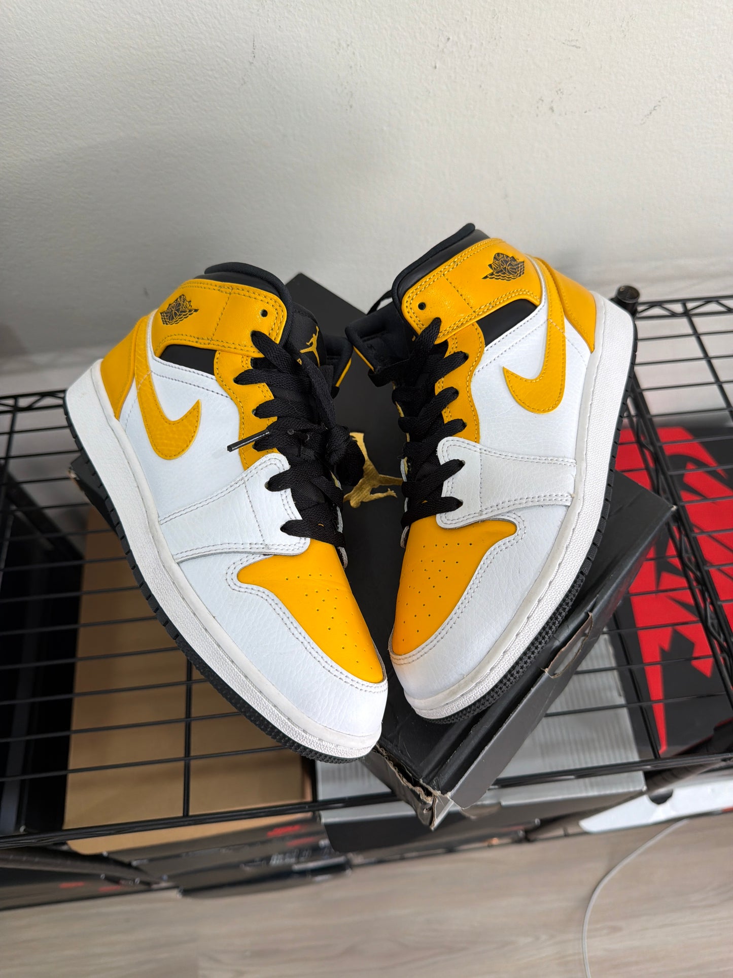(6m) Jordan 1 Mid Uni Gold GS