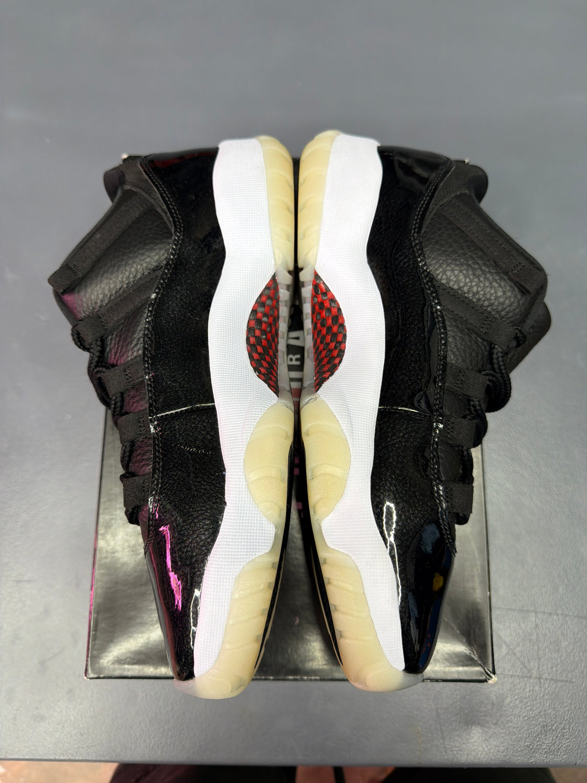 Air Jordan 11 Low Retro 72/10 - Men Size 8.5