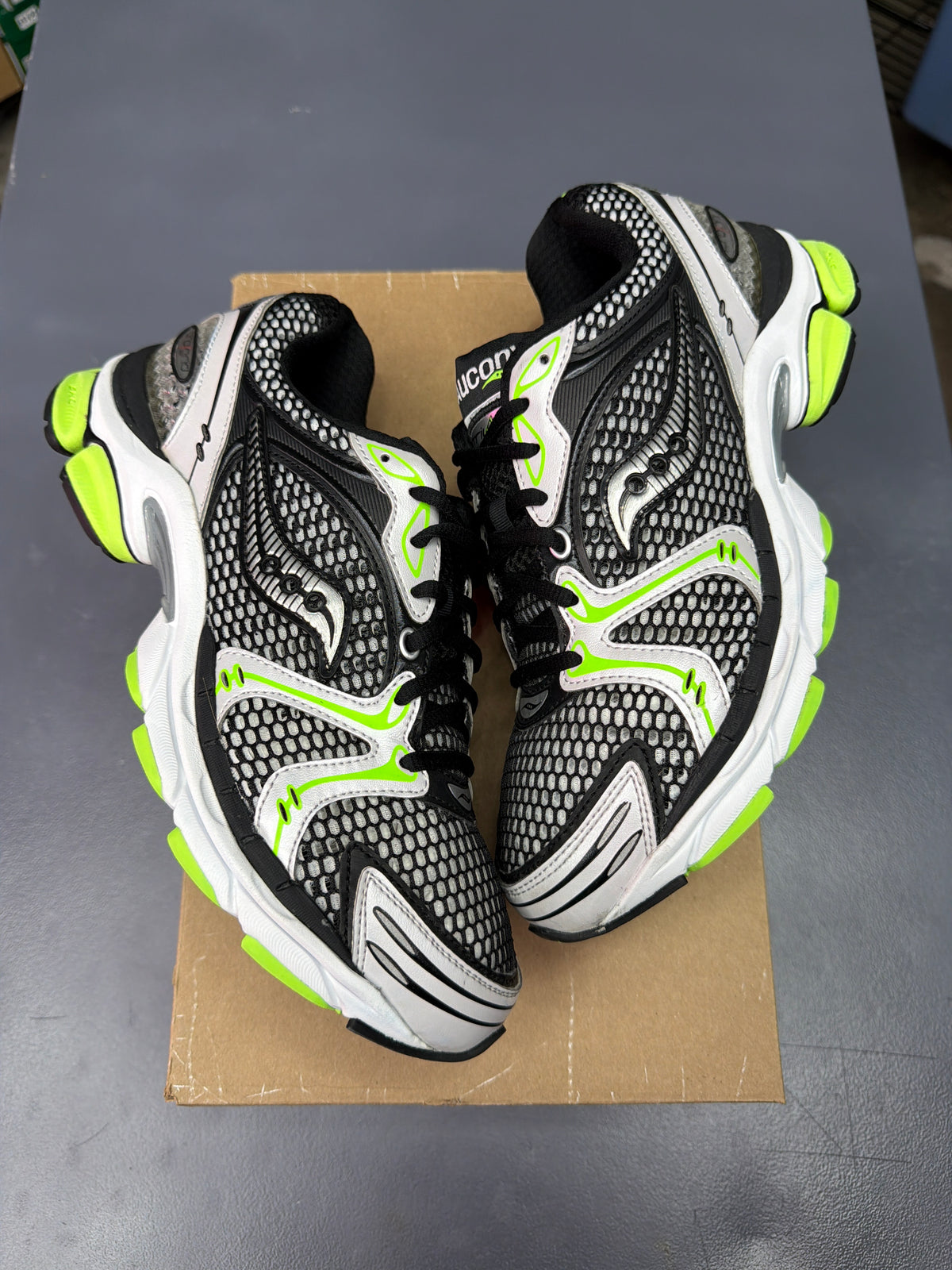 Saucony ProGrid Triumph 4 Black Speed Green - Men Size 8.5